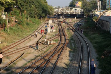 Yangon, Myanmar, 20 Şubat 2019: Birbirine çok bağlı demiryolu rayları ve Yangon 'da insanlar çok fazla yürüyor.