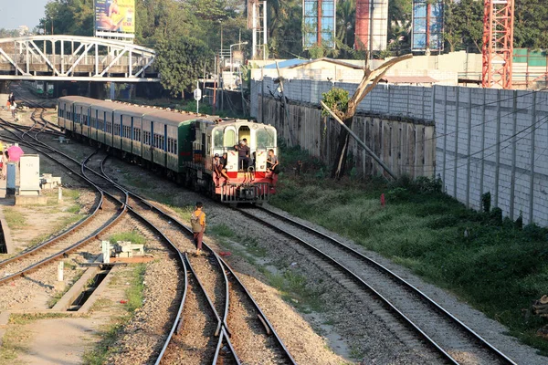 Yangon Myanmar Şubat 2019 Tren Raylarda Ilerliyor Insanlar Yangon Daki — Stok fotoğraf