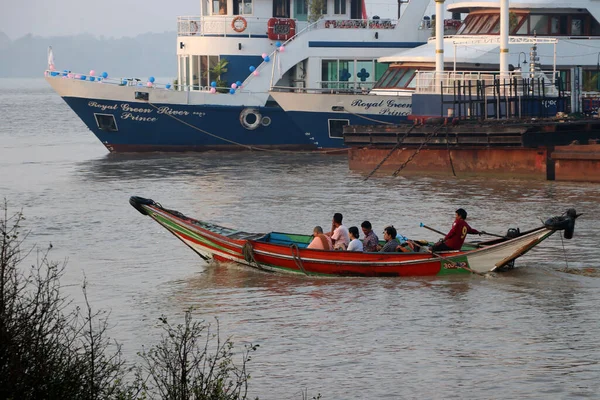 Yangon Myanmar Febrero 2019 Myanmar Traditional Ferry Driving Passenger Background — Foto de Stock
