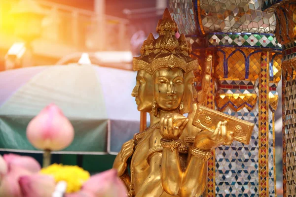 Altın Hindu tanrısı Brahma heykeli sunakta kutsansın. Güzel Hint dini geleneksel lord heykeli. Hinduizm 'in yaratıcısı, koruyucu Vishnu ve yok edici Shiva ile üçlü bir grup kurar..
