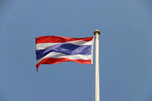 泰国国旗在明亮的蓝天背景上 风吹走了 泰国是东南亚国家联盟的十个成员国之一 — 图库照片