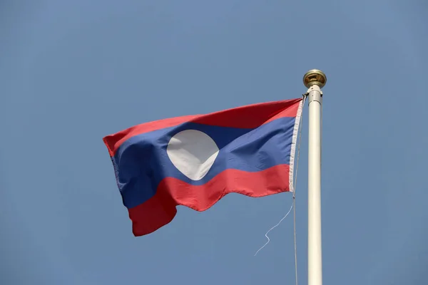 Bandera Nacional Laos Sobre Fondo Azul Brillante Del Cielo Soplado — Foto de Stock