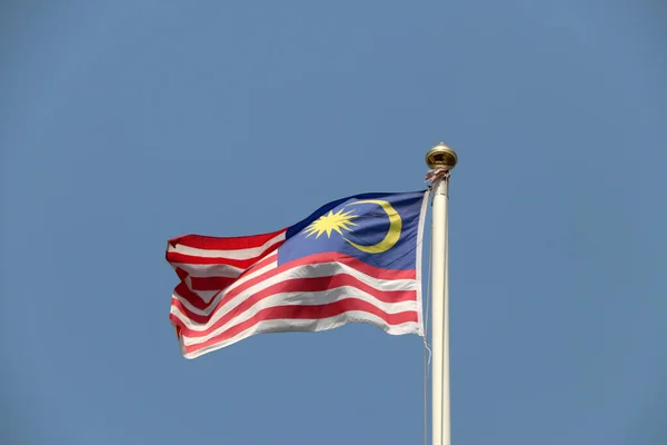 Malajzia Nemzeti Zászlója Fényes Kék Háttér Elfújta Szél Malajzia Egyike — Stock Fotó