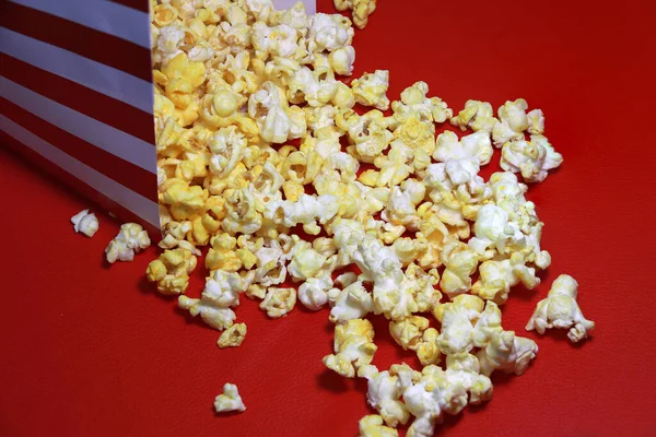 Oogsten Popcorn Van Rood Wit Papierdoosje Rode Vloer Het Maïs — Stockfoto