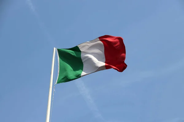 イタリア国旗のトライカラー 青空を背景に緑の白と赤の色 風に吹かれて — ストック写真
