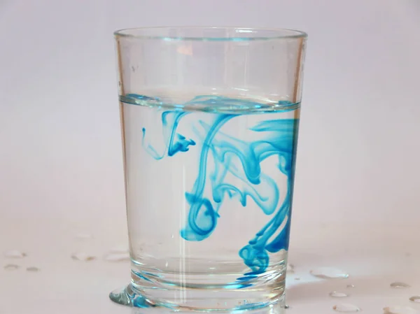 Movimiento Libre Color Azul Vaso Agua Sobre Fondo Blanco — Foto de Stock