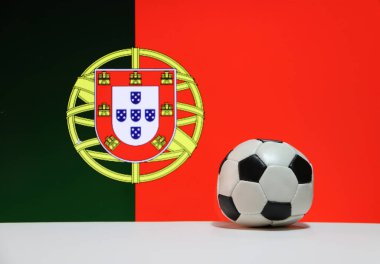 Beyaz zeminde küçük bir futbol topu ve Portekiz bayrağı. Spor konsepti, Portekiz Dünya Futbol Turnuvası 'nın finalistlerinden biridir..
