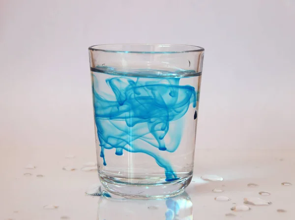 Movimiento Libre Color Azul Vaso Agua Sobre Fondo Blanco — Foto de Stock