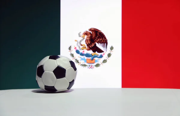 Fútbol Pequeño Piso Blanco Bandera Nación Mexicana Con Fondo Verde — Foto de Stock