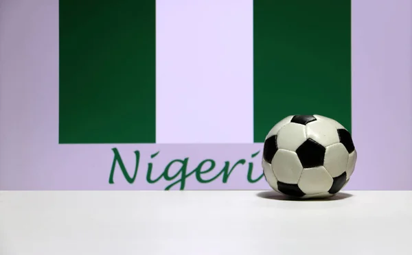 Piccolo Calcio Sul Pavimento Bianco Bandiera Della Nazione Nigeriana Con — Foto Stock