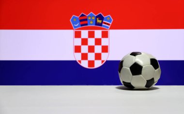 Beyaz zeminde, Hırvat bayrağının arka planında kırmızı beyaz ve mavi renkli küçük bir futbol topu var. Spor konsepti.