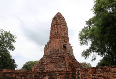 Wat Worachet Tapınağı 'ndaki antik kalıntıların kalıntılarında bulunan Phra Prang veya pagoda, Ayutthaya döneminde M.S. 1593 yılında inşa edilmiştir..