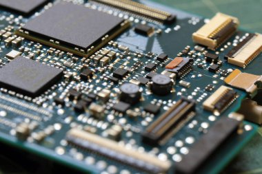 Elektronik arka plan teknolojisi yeşil devre kartını kapatıyor. Uygulama Özgül Bütünleşik Devre.