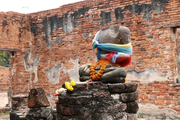 Não Cabeça Incompleta Pedra Antiga Buda Adoração Por Tecido Colorido — Fotografia de Stock
