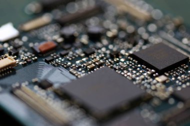 Elektronik arka plan teknolojisi yeşil devre kartını kapatıyor. Uygulama Özgül Bütünleşik Devre.