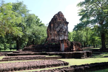 Prang Song Phi Nong 'un Petchaboon, Tayland' daki antik Srithep kasabasının arkeolojik sahasındaki harabeleri. Antik Draravati ve Khmer kültürünün M.S. 7.-13. yüzyıldaki etkisi..