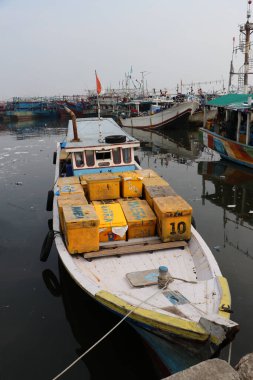 Jakarta, Endonezya 6 Mayıs 2019: Liman limanı, Endonezya 'daki balıkçı tekneleri rıhtıma yanaştı..