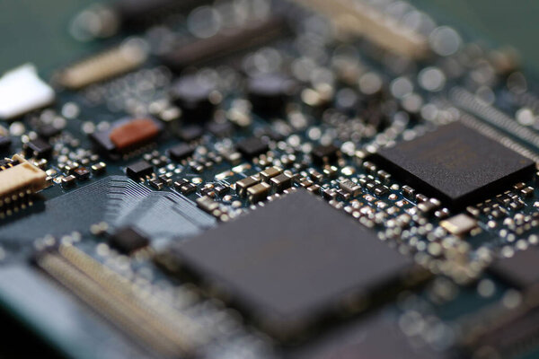 Электроника фоновая технология закрыть зеленый комплект печатной платы. Специфическая интегральная схема.