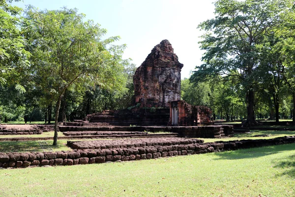 タイのPetchaboonにあるスリップ古代の町の遺跡にあるPrang Song Phi Nongの廃仏毀釈塔 紀元前7世紀から13世紀の古代ドララヴァティとクメール文化の影響 — ストック写真