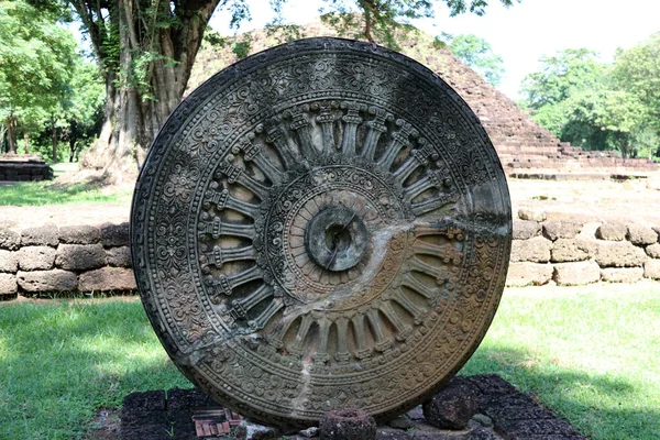 Scultura Pietra Della Ruota Del Dharma Nel Sito Archeologico Srithep — Foto Stock