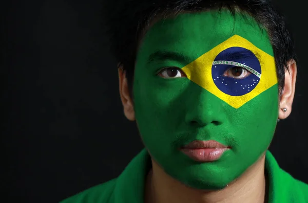 Retrato Hombre Con Bandera Del Brasil Pintado Rostro Sobre Fondo — Foto de Stock