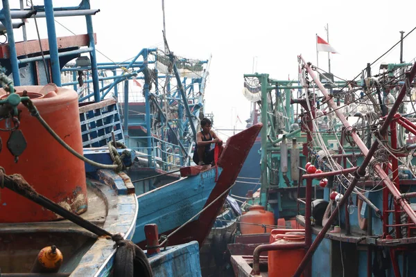 Yakarta Indonesia Mayo 2019 Pescador Atando Tela Roja Proa Barco — Foto de Stock