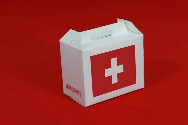 상자에는 바코드가 배경에는 민족의 깃발이 스위스의 국기가 스위스에서의 무역의 상품을 — 스톡 사진