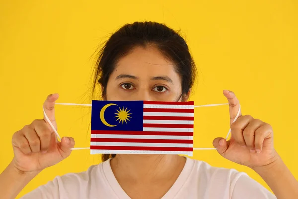 Woman White Shirt Malaysia Flag Hygienic Mask Her Hand Lifted — Stock Photo, Image