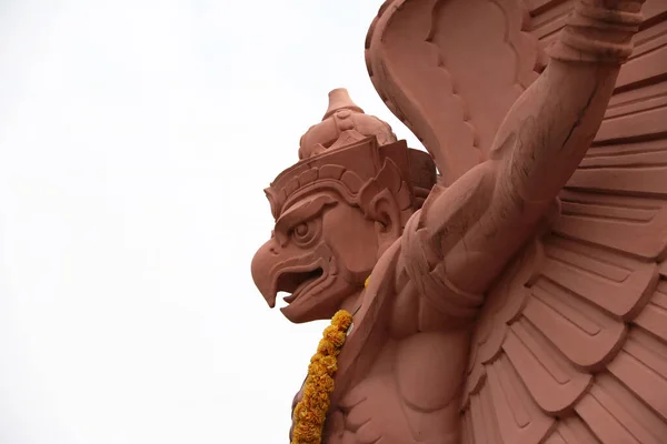 Statue Garuda Sur Dessus Bâtiment Sur Fond Ciel Blanc Symbole — Photo