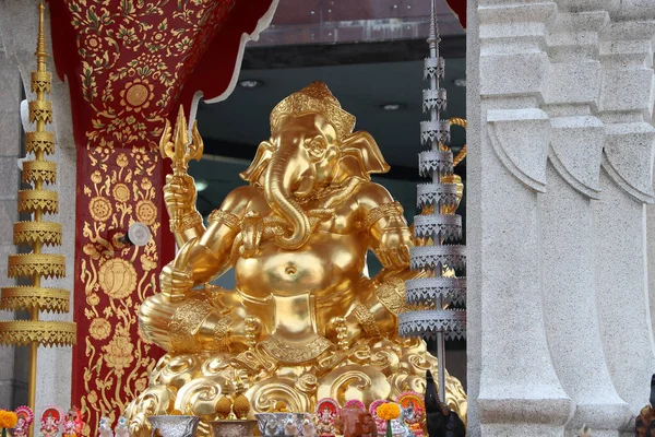 Goldener Ganesha Wird Auf Einem Säbelaltar Mit Silbernen Und Goldenen — Stockfoto