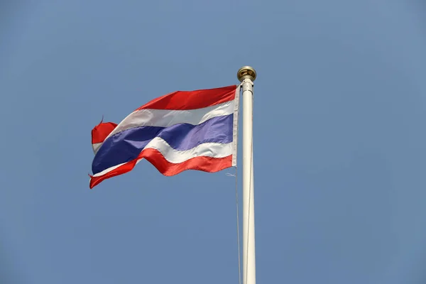 Bandera Nacional Tailandia Sobre Fondo Azul Brillante Del Cielo Soplado — Foto de Stock