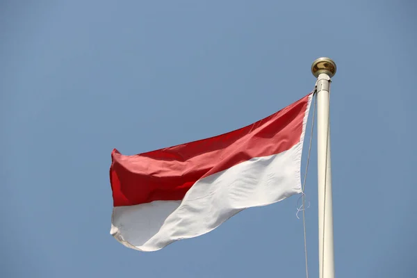 Bandera Nacional Indonesia Sobre Fondo Azul Brillante Del Cielo Soplado —  Fotos de Stock