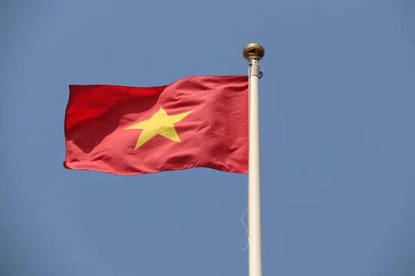 베트남의 국기가 배경에 있습니다 바람을 날아가는 베트남은 동남아시아 개국중 하나이다 — 스톡 사진