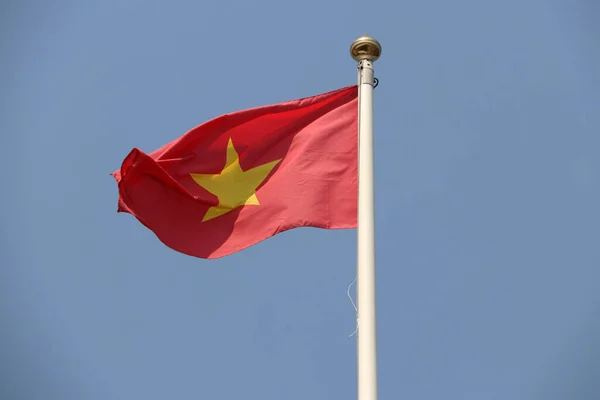 Drapeau National Vietnam Sur Fond Bleu Vif Soufflé Par Vent — Photo