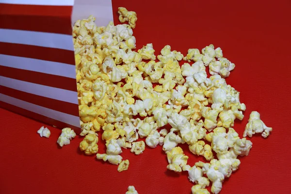Oogsten Popcorn Van Rood Wit Papierdoosje Rode Vloer Het Maïs — Stockfoto