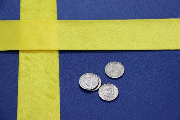 Moedas Suécia Sobre Couro Azul Pvc Com Tecido Amarelo Colocar — Fotografia de Stock
