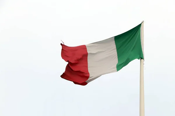 空を背景にイタリア国旗 緑の白と赤の三色 風に吹かれて — ストック写真