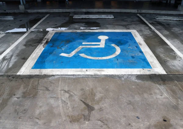 Blauwe Witte Markering Van Parkeerplaats Vloer Voor Gehandicapten Parkeerplaatsen Voor — Stockfoto