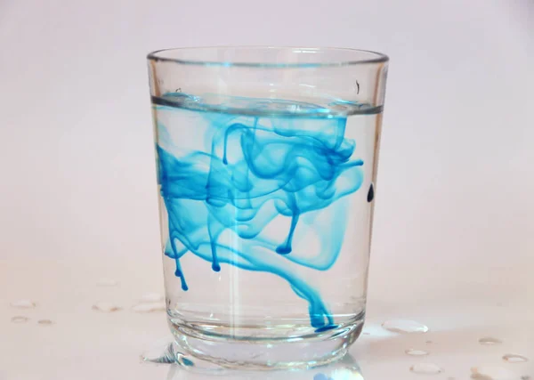 Movimiento Libre Color Azul Vaso Agua Sobre Fondo Blanco — Foto de Stock