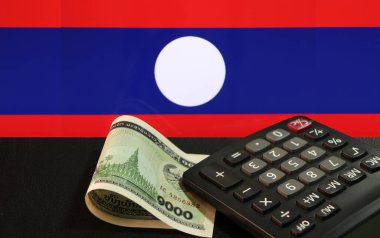 Laos 'un bayrak geçmişine sahip kara katta hesap makineli 1000 banknot Lao Kip. 1999 'da Laos' un parası ve finans kavramı..