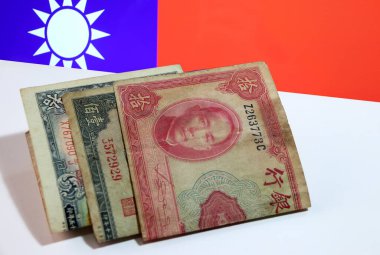 Çin 'in kırmızı on yuan banknotu, 1940' ların modası geçmiş para serisi yeşil on ve yüz yuan 'ı eskimiş Çin bayrağı arka planına sahip beyaz kata yerleştirdi. Finans kavramı.