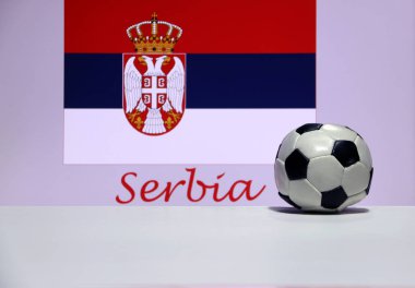Beyaz zeminde küçük bir futbol sahası ve Sırbistan 'ın arka planında Sırp bayrağı var. Spor konsepti, Sırbistan dünyadaki futbol turnuvasının finalistlerinden biri..