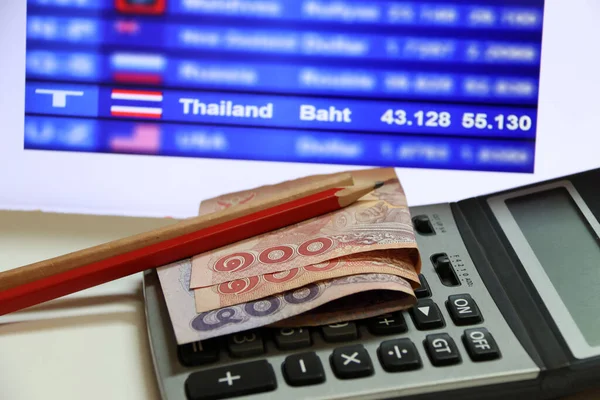 Tayland Yüz Banknotu Hesap Makinesinde Ahşap Kırmızı Kalemler Para Değişimi — Stok fotoğraf