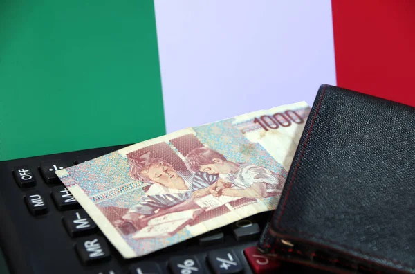 Ezer Líra Olasz Bankjegy Fekete Pénztárcával Számológépen Olasz Zászlós Háttérrel — Stock Fotó