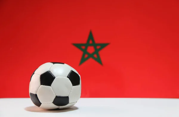 Piccolo Calcio Sul Pavimento Bianco Sfondo Bandiera Nazionale Marocchina Concetto — Foto Stock