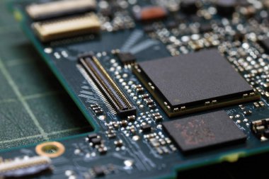 Elektronik arka plan teknolojisi yeşil devre kartını kapatıyor. Uygulama Özgül Bütünleşik Devre