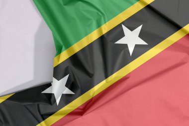 Saint Kitts ve Nevis kumaş kumaş krep ve beyaz boşluk ile kat, yıldız, yeşil ve kırmızı üçgen köşeli sarı kenarlı siyah köşeli.