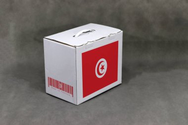 Beyaz kutuda Tunus bayrağı barkodlu ve Tunus bayrağı renginde. Ürünler için kağıt ambalajı. Tunus 'tan ihracat ticareti kavramı.