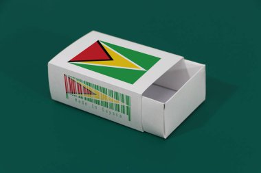 Barkodlu beyaz kutuda Guyana bayrağı ve yeşil arka planda ulus bayrağı, eşleştirme için kağıt ambalaj veya ürünler. Guyana 'dan ihracat ticareti kavramı.