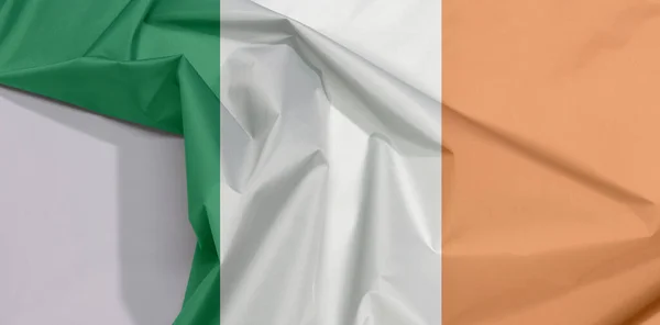 Irland Tyg Flagga Veck Och Veck Med Vitt Utrymme Vertikal — Stockfoto